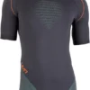 Ondershirt Uyn Men Multisport Evolutyon S/S Charcoal Green Orange Shiny -The North Kleding Winkel 1 u100039 g972 front.png 4