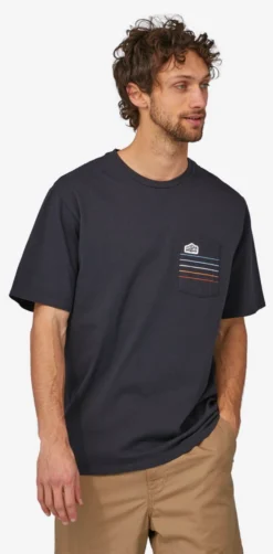 T-Shirt Patagonia Men Line Logo Ridge Stripe Organic Pocket Ink Black 6 T-Shirt Patagonia Men Line Logo Ridge Stripe Organic Pocket Ink Black -The North Kleding Winkel 3758720zwart202