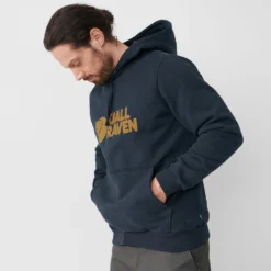 Trui Fjallraven Men Fjallraven Logo Hoodie Dark Navy -The North Kleding Winkel Fjallraven Logo Hoodie M 84144 555 E MODEL FJR