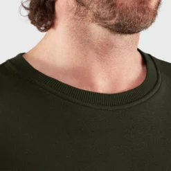 Fjallraven Trui Fjällräven Men Logo Sweater M Deep Forest 10 Fjallraven Trui Fjällräven Men Logo Sweater M Deep Forest -The North Kleding Winkel Fjallraven Logo Sweater M 84142 662 H DETAIL FJR