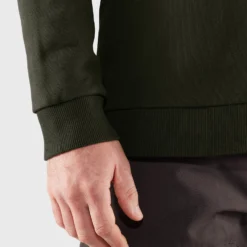 Fjallraven Trui Fjällräven Men Logo Sweater M Deep Forest 11 Fjallraven Trui Fjällräven Men Logo Sweater M Deep Forest -The North Kleding Winkel Fjallraven Logo Sweater M 84142 662 I DETAIL FJR