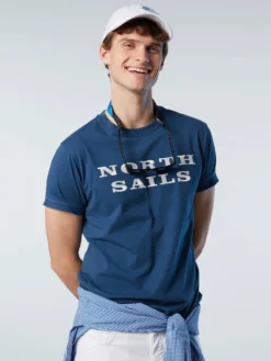T-Shirt North Sails Men SS T-Shirt Graphic Dark Denim -The North Kleding Winkel hi res 692838 0787 msfront2 750x